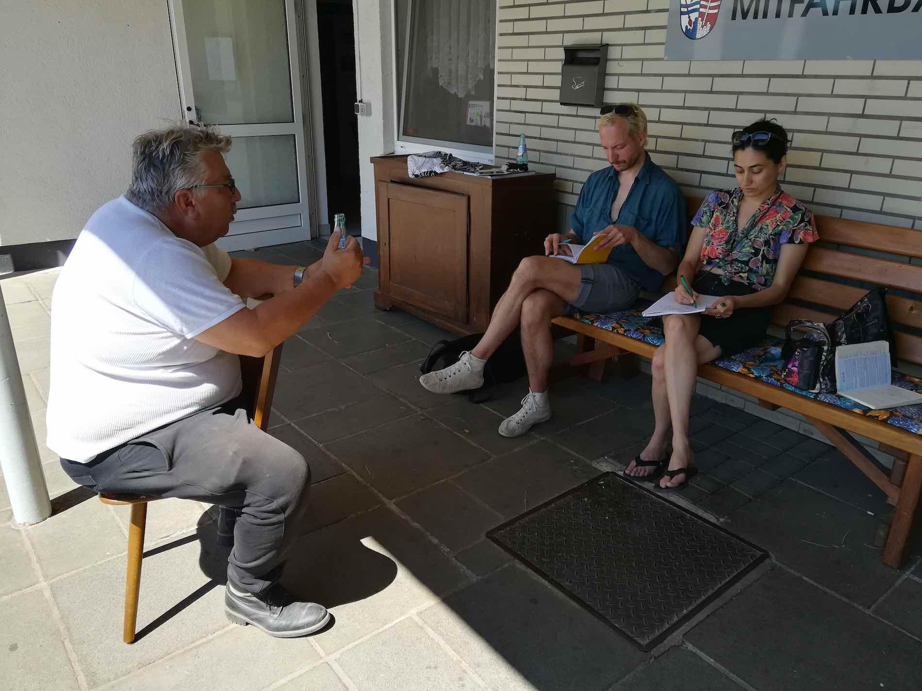 should-I-know in conversation on site with a resident of the town of Schotten.