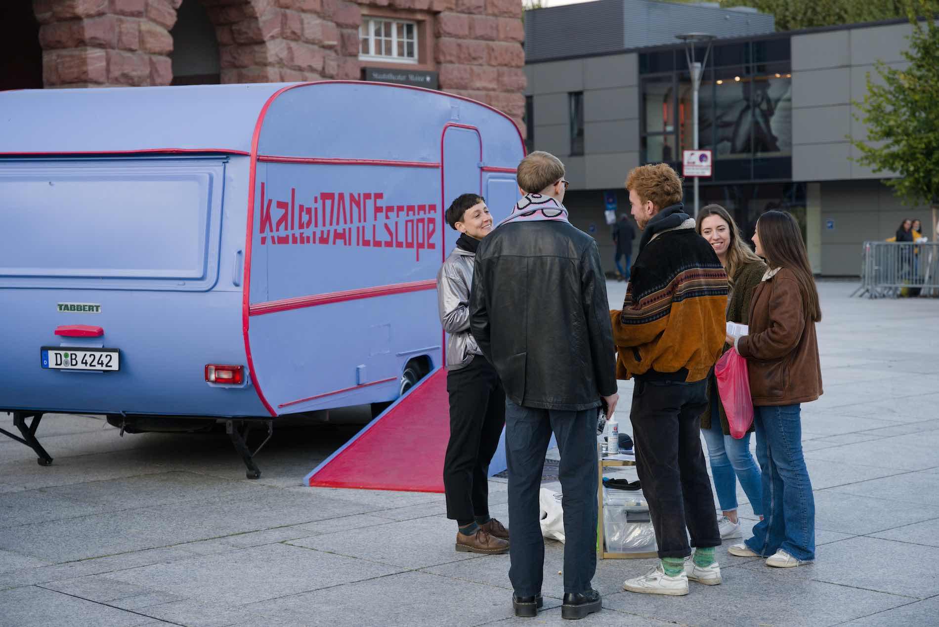 Performer Mia Werner explains the kaleiDANCEscope to a group of interested young visitors.
photo: Cornelius Schaper