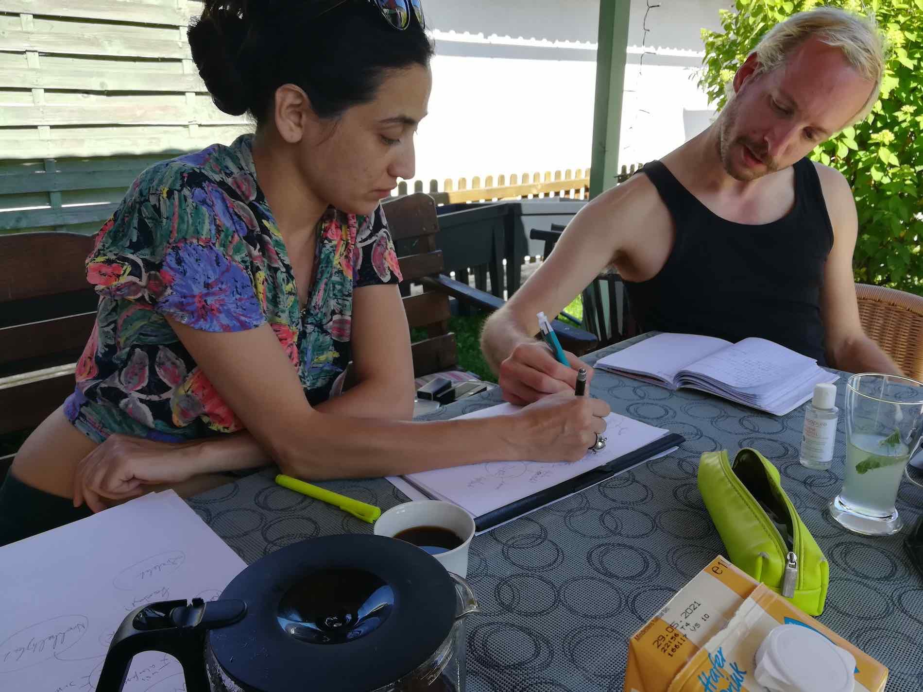 Tümay Kılınçel and Cornelius Schaper sit in the summer garden and plan the next steps.