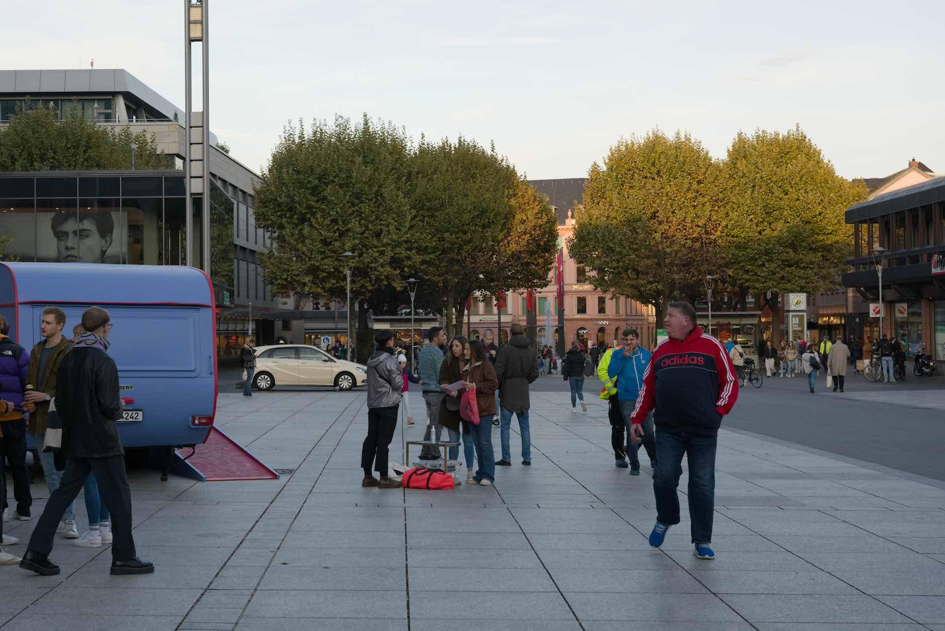 Various passers-by look at the kaleiDANCEscope at sunset on Gutenbergplatz.
photo: Cornelius Schaper