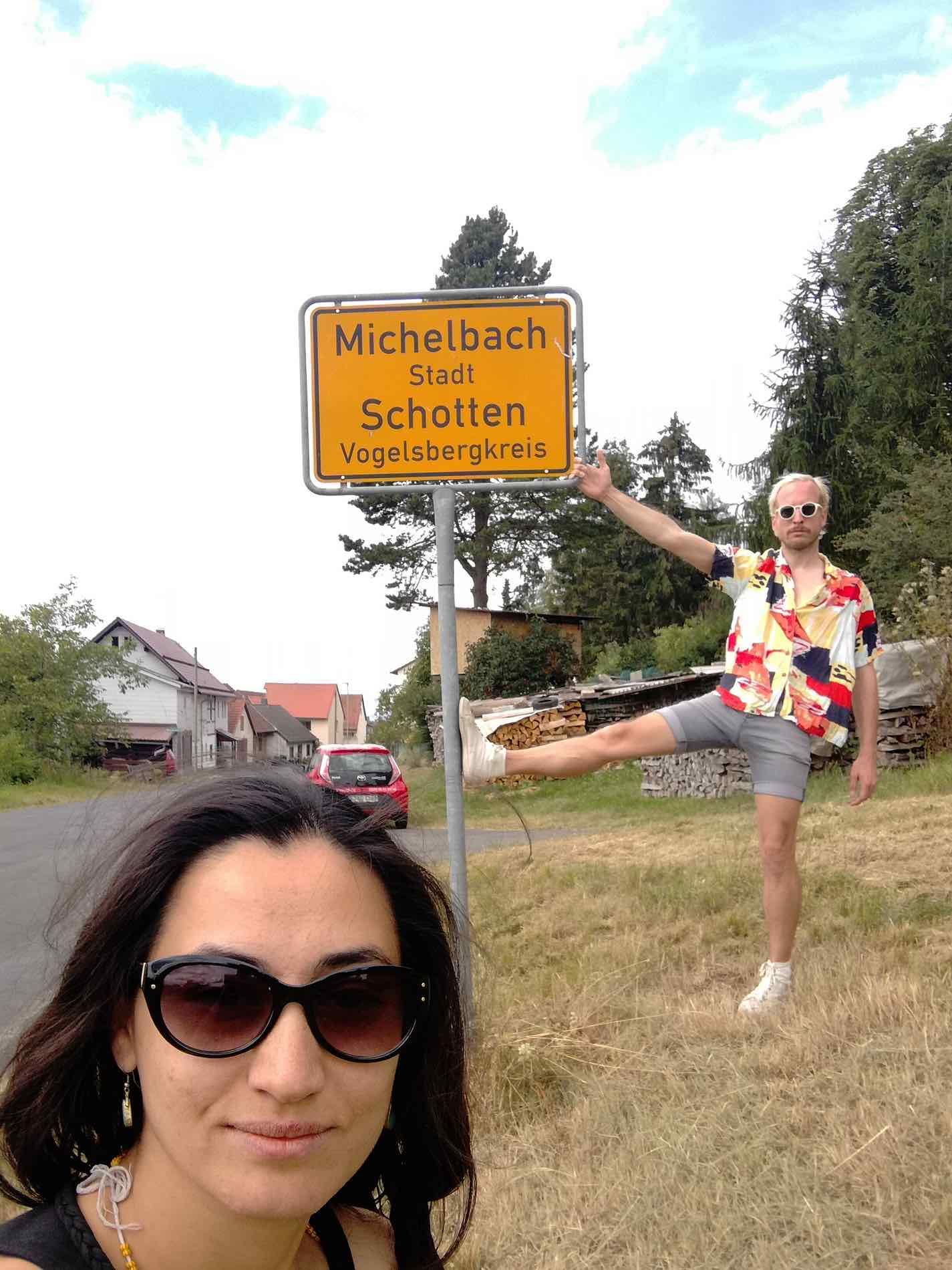should-I-know pose with the town sign of Schotten.