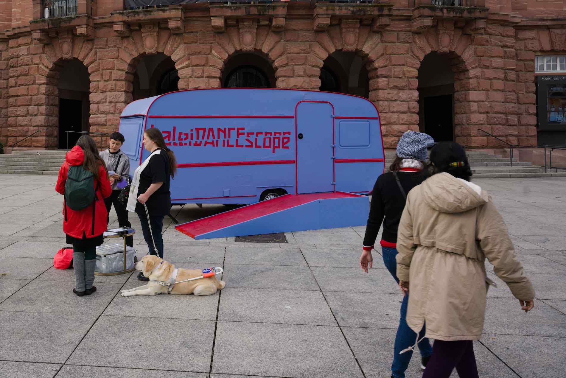 Two non-sighted people prepare for the performance in front of the caravan.
photo: Cornelius Schaper